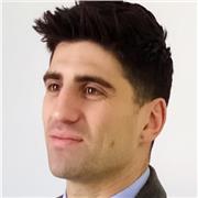 Giovane professionista, consulente legale specializzato in diritto civile, del lavoro, penale ed ambientale, impartisce lezioni a giovani studenti od anche universitari